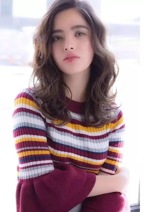 2021女长发烫发发型图片 一见倾心的女孩子卷头发