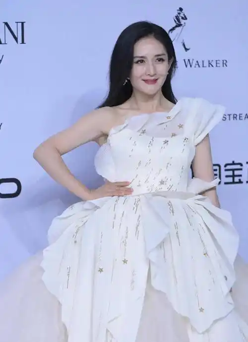 杨幂颜值回春,杨紫瘦出下颌线,倪妮失手,人鱼造型泛滥_状态_李沁_美的