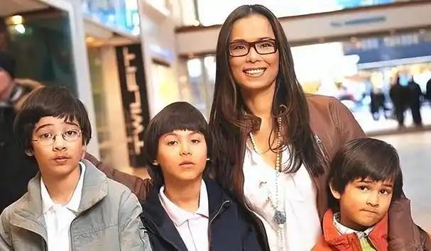 最火时嫁大25岁的洋老公,61岁幸福美满,3个混血儿子全都上北大.