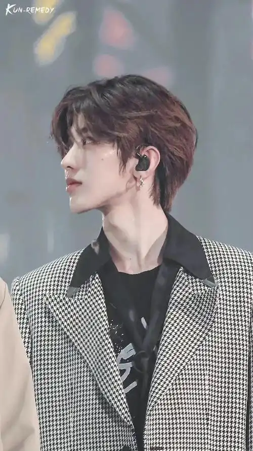 蔡徐坤分享侧颜随拍