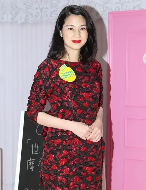 洪欣穿红色港风气息好足,"熟女"气质挺妩媚,"微胖"也撩人