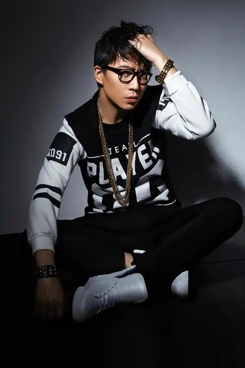 p data-id="gnf7sok0ub">忽日勒夫(myh),内地新生代创作型男歌手.