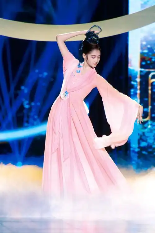 古典的妆容就像是山水画一样细腻又温婉,欣赏关晓彤的古装造型