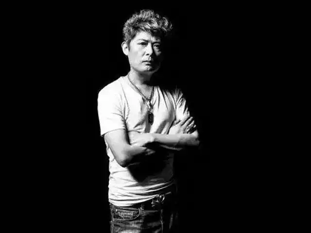 1987年,黑豹乐队诞生之前,李彤与丁武,王文杰一起在北京的一家福利