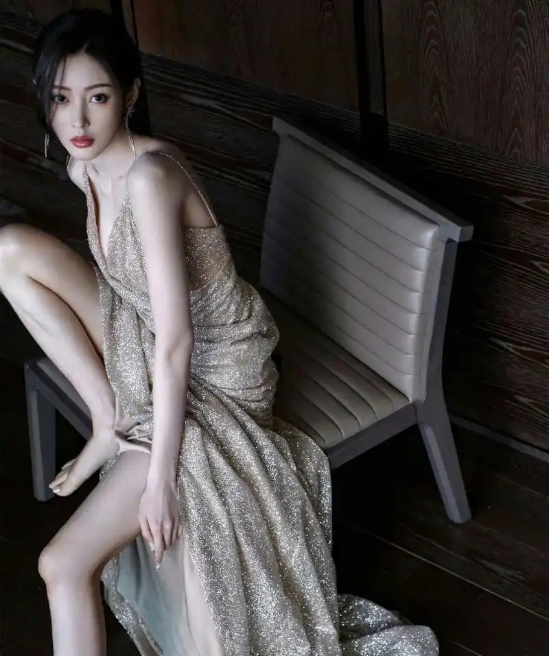 金色吊带裙摇曳生姿,优雅魅惑! 67#张天爱