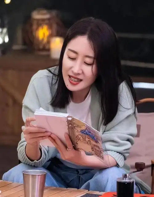 在节目现场,杨幂好奇地向刘敏涛打听,在剧中她与哪位角色发展了感情线