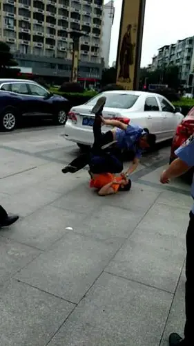 南充城管打人"罗生门",到底错在谁?