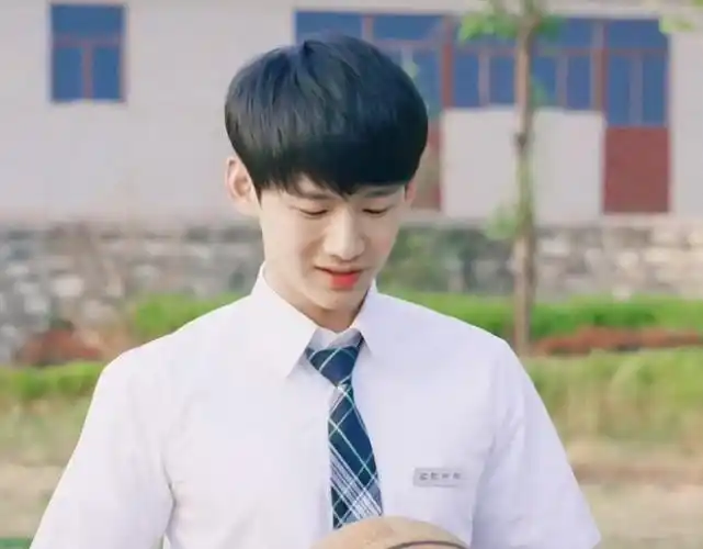 白敬亭何泓姗新剧同框!让人梦回《匆匆那年》,观众直呼爷青回!