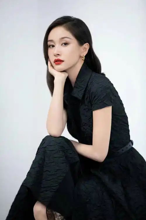 王子文很适合中长发,一身小黑裙优雅大方,金耳环大红唇复古摩登_黑色