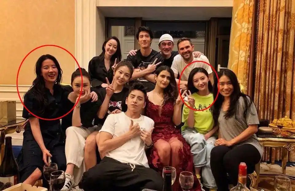 天仙变大妈陪大佬喝酒喝到脸红咳不停的刘亦菲玉女形象全无干爹会心疼