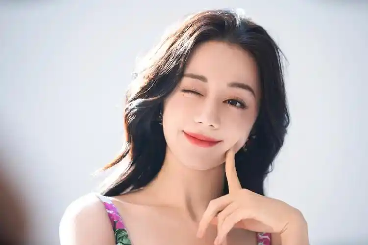 热巴穿碎花裙勾勒完美身材对镜wink卖萌