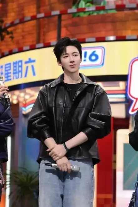 何炅提示张艺兴:"丁程鑫在这一游戏里相当厉害",一旁的张颜齐随声附和