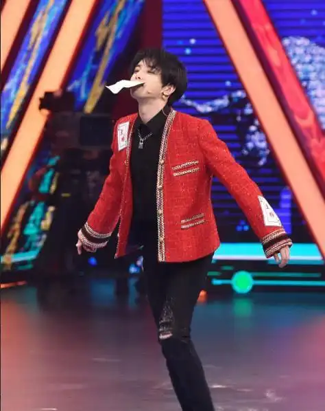 都说华晨宇走路不好看当他坐在车顶露出脚原因出在鞋子上