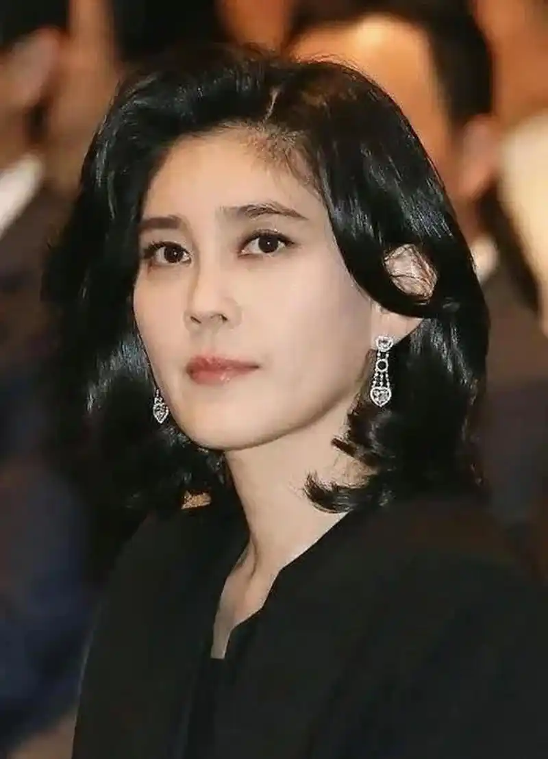 53岁李富真被称为最美财阀千金,也是三星下属公司中首位女总裁,年轻时