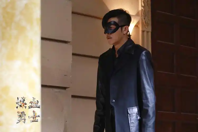 林雨申蒙面造型热血勇士上演中国佐罗