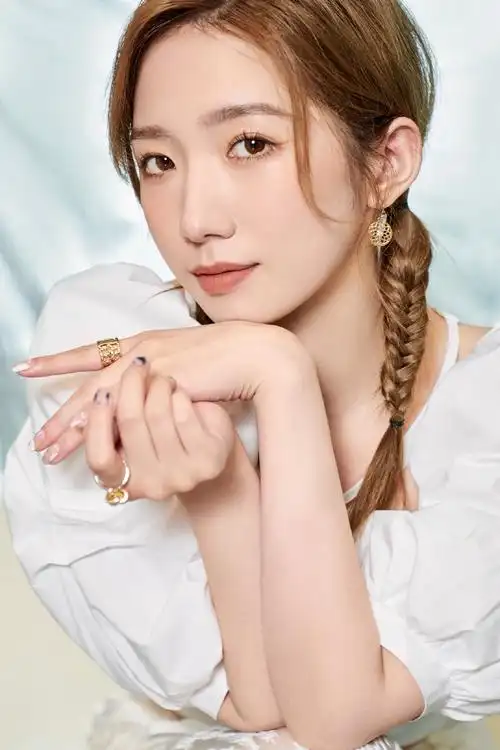 孟美岐美照曝光穿白色短上衣秀精致蛮腰