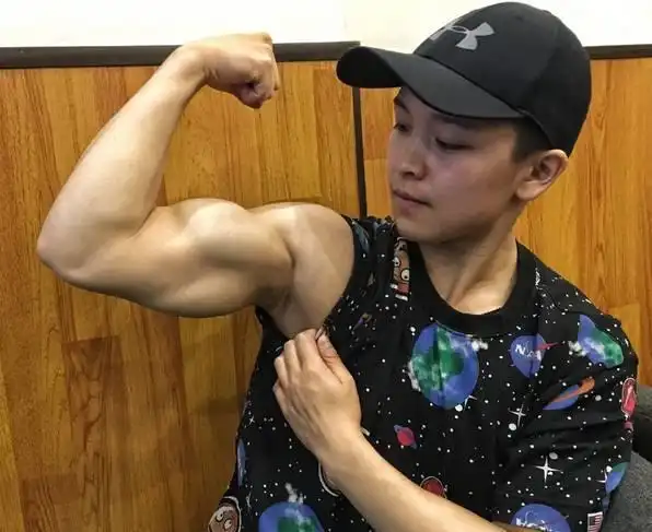 中国最帅女教练爆红网络身材碾压肌肉男