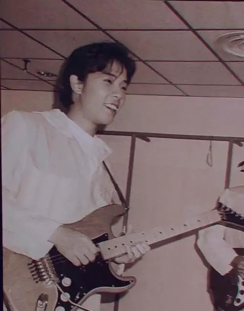 乐队里最会耍帅的吉他手满满的少年感这是哪个天团的爱豆?