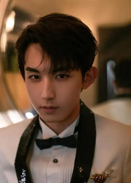 郭俊辰黑白西装尽显儒雅绅士魅力