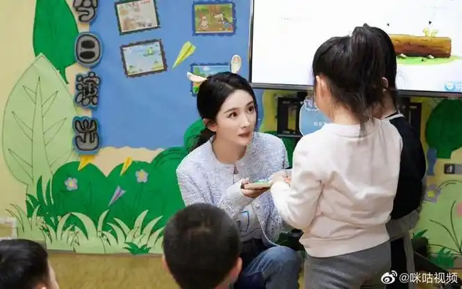 杨幂分享三月plog仔细看能发现杨幂去看望孤独症儿童了人美心善的大幂