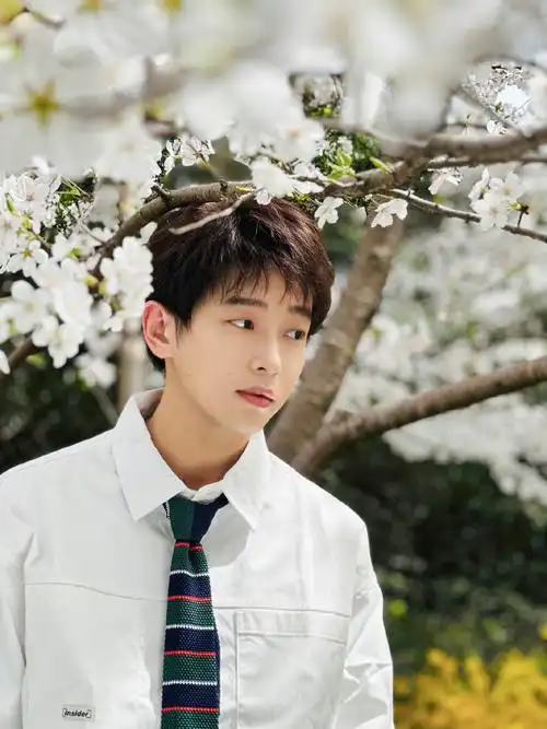 彭昱畅超话查收一封春日来信94@彭昱畅_吕途限定版94#我们一起摇