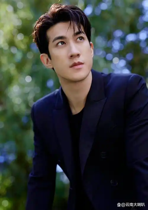 35岁李治廷现身香格里拉,大方跟美女合影,穿着随意帅气不减