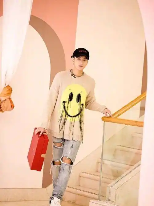 赵丽颖和黄子韬撞衫,两人穿同款笑脸图案针织衫,男的帅,女的美_时尚