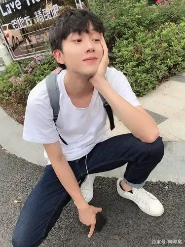 白色t恤,傲娇的表情,是不是击到你了,00后的男生都有一棵小女人的心哦