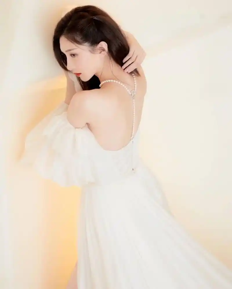 江疏影时尚壁纸写真:白色露背礼服完美展现迷人魅力