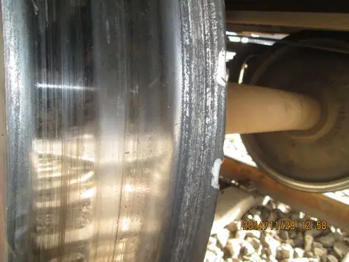 接车时做好蹲式检查,听车轮运行情况,作业时认真确认轮缘状态