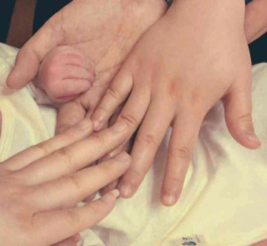 看到如此温馨的一家人,看到卢庚戌脸上被时光亲吻过的痕迹,小