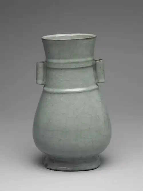 南宋 官窑青瓷弦纹贯耳壶