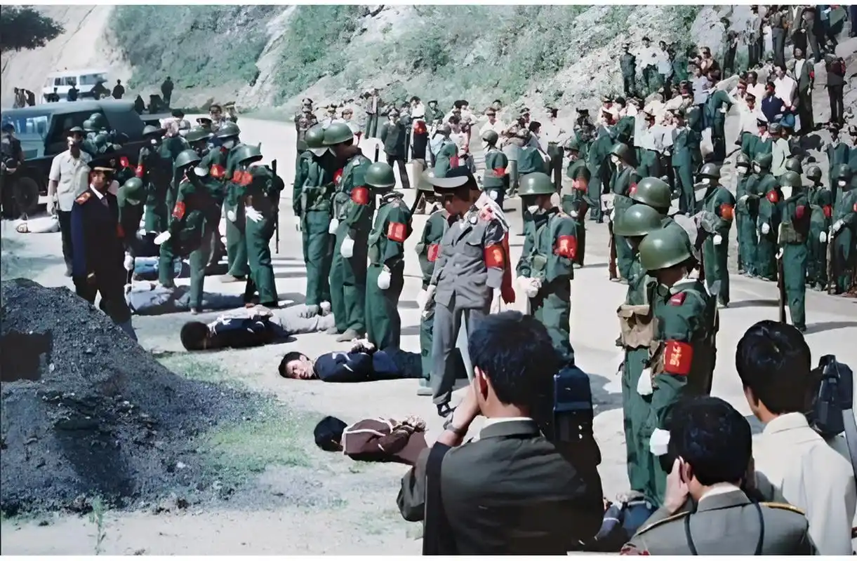 1980年代,郊外刑场,几名被集体被枪决的死刑犯.