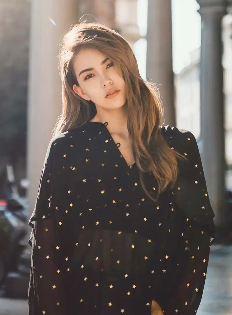 昆凌写真美图:花容月貌,楚楚动人