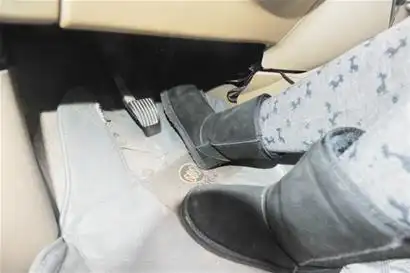 雪地靴被封史上最难开车鞋油门踩过头不稳当