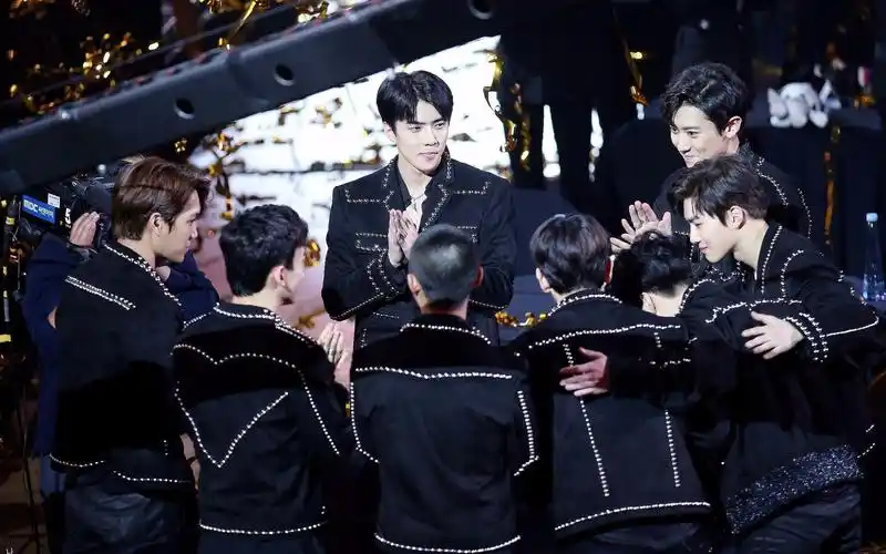 有exo九人合体的可以做电脑壁纸的高清图嘛放大不失真最好是演唱会上