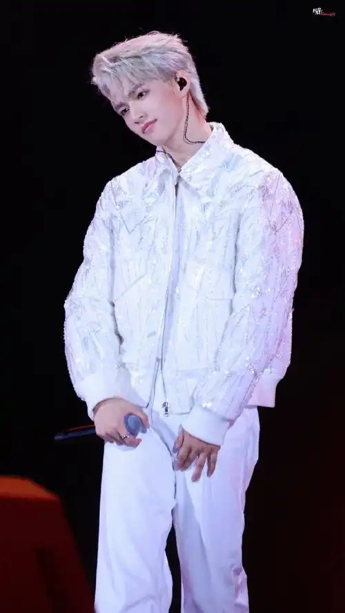 刘耀文为演唱会solo染发##刘耀文头发是为演唱会solo染的