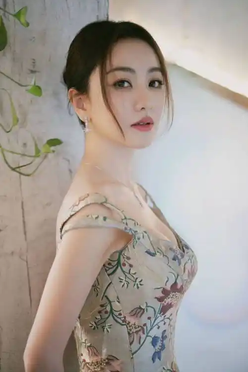 杨蓉身穿绣花礼服韵味十足 大方展露性感好身材_魅力_时装周_散发出