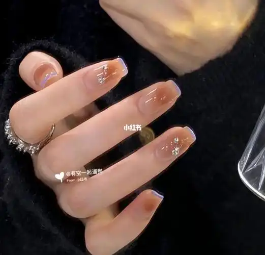 刷到这款美甲,我的手比较肥短黑,做出来效果很满意了,看到评论很多说