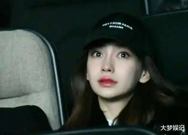 紧抱小海绵神情憔悴|杨颖|素颜|大明星_网易订阅