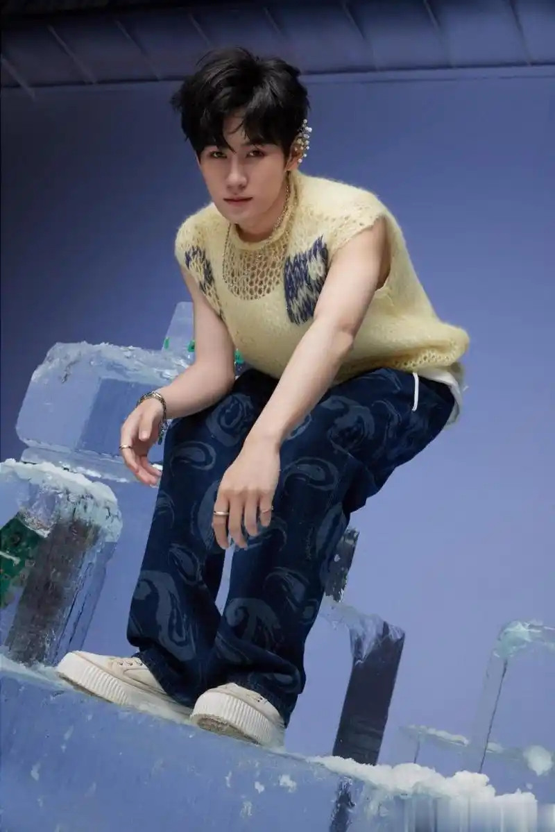 张真源无袖背心九宫格写真无袖针织背心带着珍珠耳饰在冰里拍照,看着