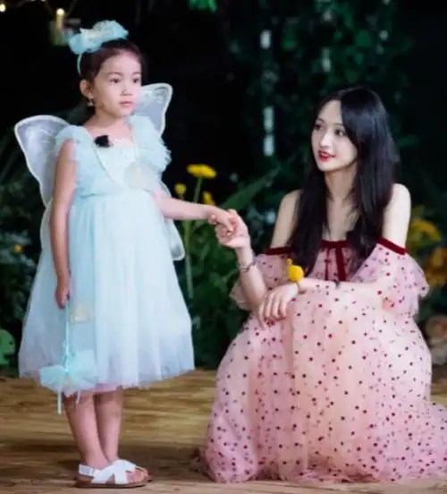 郑爽孩子出游被偷拍女儿头发浓密双腿超长皮肤白嫩像外国人