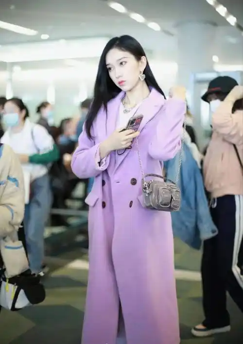李沁和刘令姿穿的紫色大衣是香芋紫的颜色,两