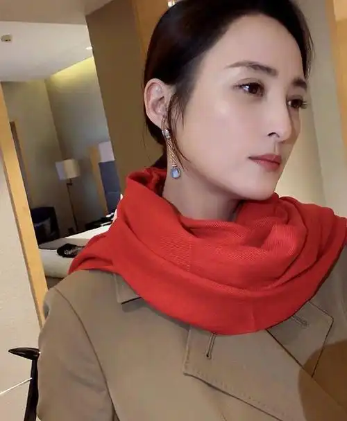 摄影师晒出后置镜头下的蒋勤勤面容精致44岁素颜依然很养眼