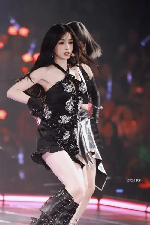 虞书欣超话90舞台合集#虞书欣星光黑曜立体连衣裙