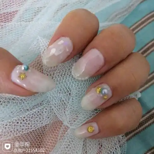 尖形贝壳片短指甲琉璃白很干净美甲图片