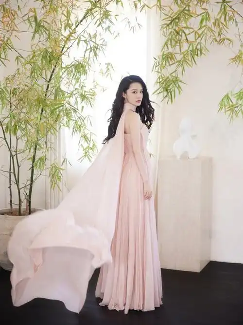 其实作为一个优秀的演员,李沁每一次的作品都是非常的不错的!