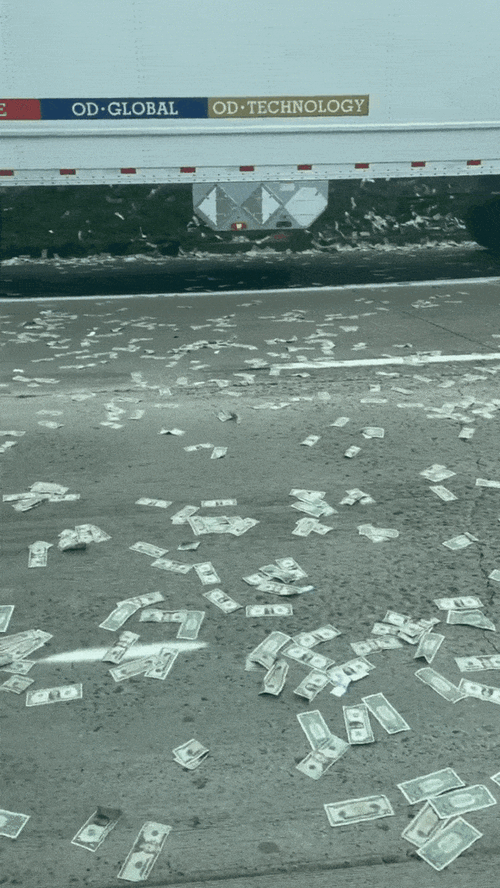 天降横财加州高速下起钞票雨过往司机纷纷下车捡钱太快乐了