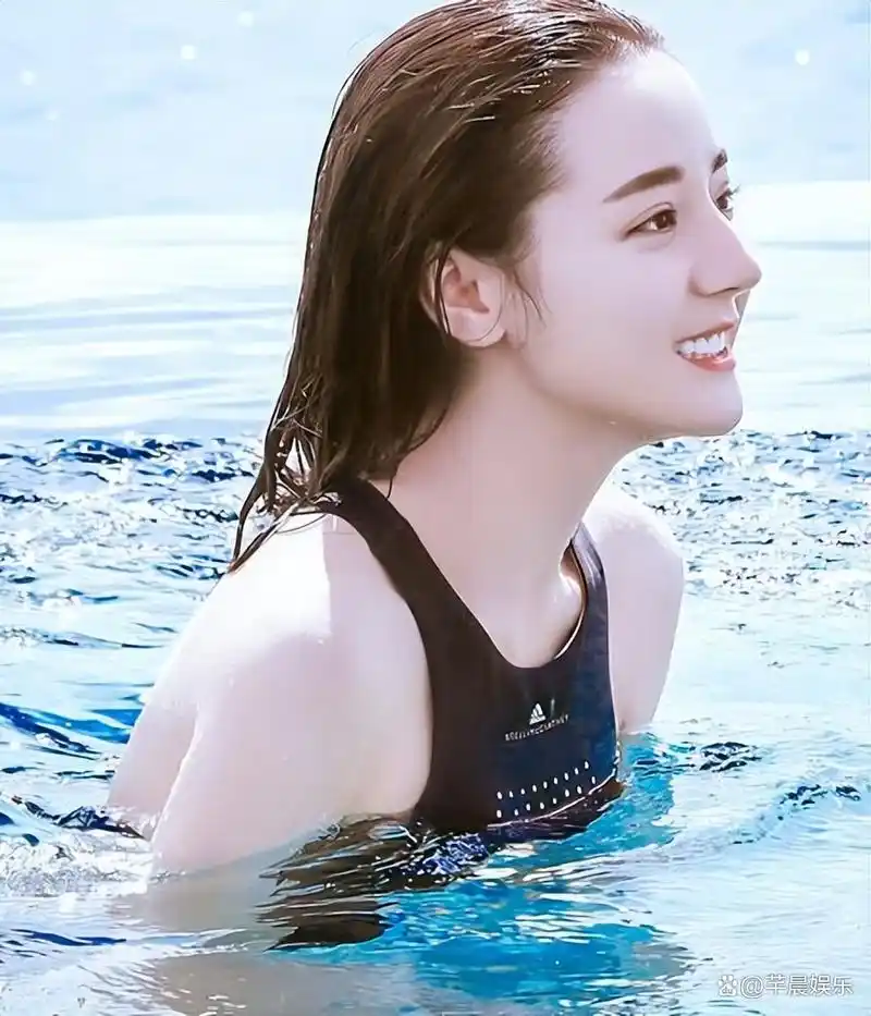 女星泳装谁最美?那必须是迪丽热巴,好像出水芙蓉!
