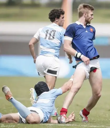 南京青奥会男子七人制橄榄球 球员不慎被拉掉裤子(图)